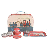 Découvrez la dinette service à thé en métal rouge avec motif train, idéale pour les enfants dès 3 ans. Pratique à emporter grâce à sa jolie valisette en carton. Profitez d'un ensemble complet pour des moments de jeu inoubliables !