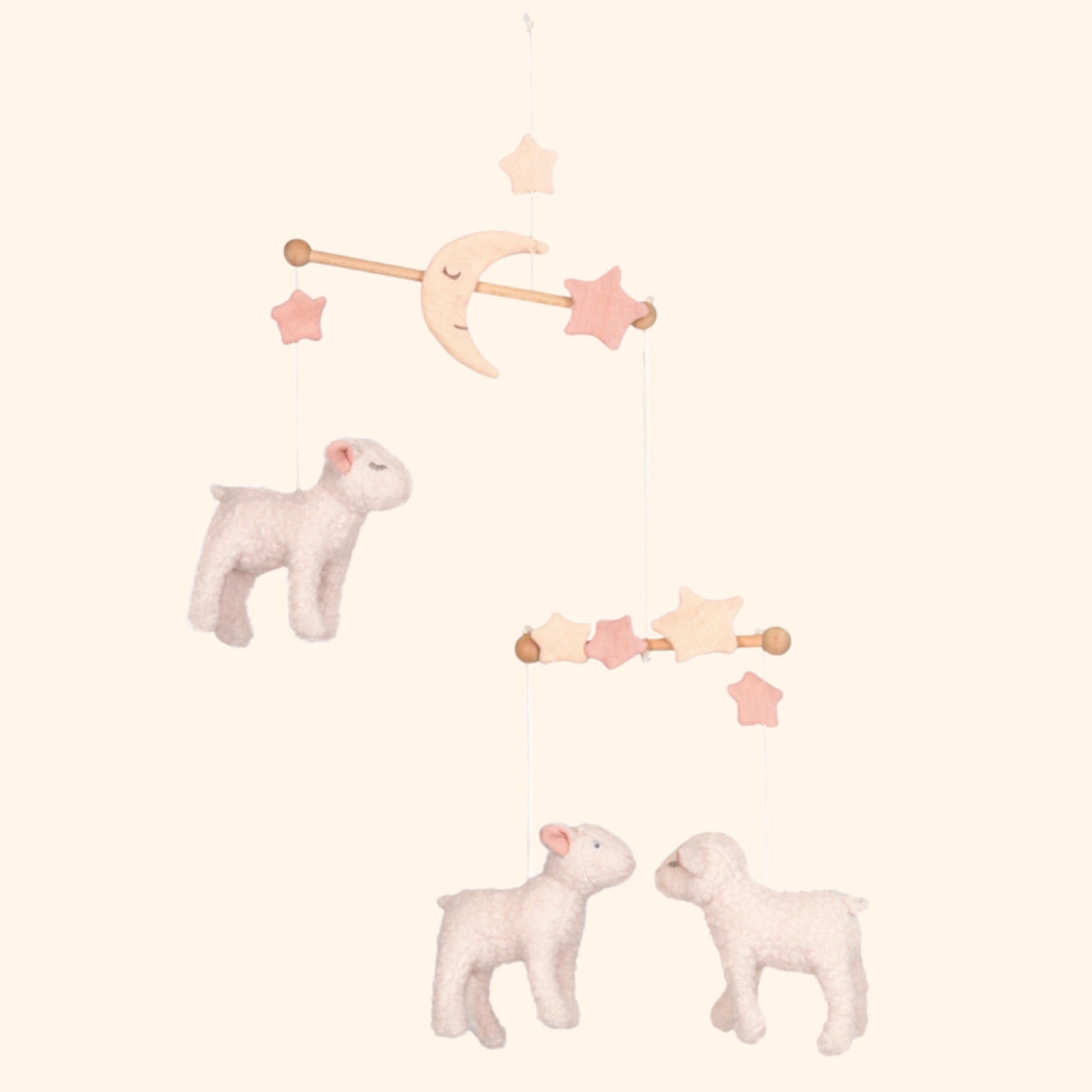 Magnifique mobile Mary avec agneaux et étoiles en double gaze. Parfait pour décorer la chambre de bébé et l'apaiser. À suspendre sur un bras mobile en bois.