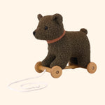 Découvrez Raoul, l'ours à tirer en peluche douce avec une base en bois. Un jouet câlin et ludique, idéal pour les enfants de tout âge !