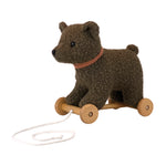 Découvrez Raoul, l'ours à tirer en peluche douce avec une base en bois. Un jouet câlin et ludique, idéal pour les enfants de tout âge !
