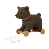 Découvrez Raoul, l'ours à tirer en peluche douce avec une base en bois. Un jouet câlin et ludique, idéal pour les enfants de tout âge !