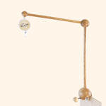 Bras de mobile en bois avec boîte à musique tournante jouant le Lac des Cygnes. Ajustable pour suspendre tous les mobiles. Parfait pour décorer la chambre de bébé.