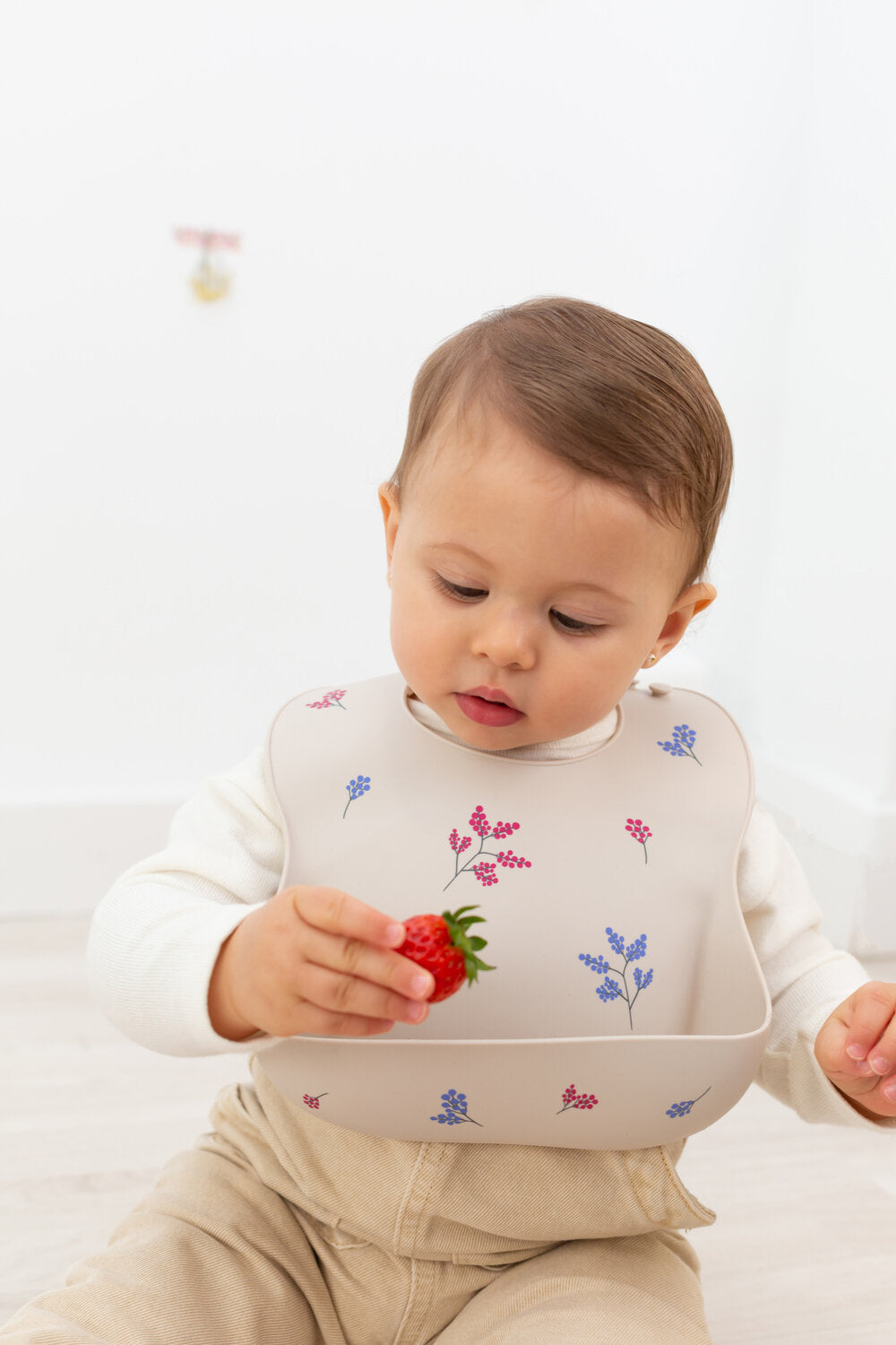 Découvrez nos bavoirs en silicone conçus en Allemagne, parfaits pour les repas des tout-petits. Faciles à nettoyer et à ranger, sans BPA, BPS et PVC, avec une boutonnière renforcée pour plus de sécurité. Idéaux pour un repas sans désordre.
