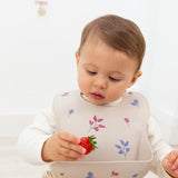 Découvrez nos bavoirs en silicone conçus en Allemagne, parfaits pour les repas des tout-petits. Faciles à nettoyer et à ranger, sans BPA, BPS et PVC, avec une boutonnière renforcée pour plus de sécurité. Idéaux pour un repas sans désordre.