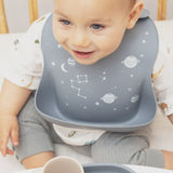 Découvrez nos bavoirs en silicone conçus en Allemagne, parfaits pour les repas des tout-petits. Faciles à nettoyer et à ranger, sans BPA, BPS et PVC, avec une boutonnière renforcée pour plus de sécurité. Idéaux pour un repas sans désordre.