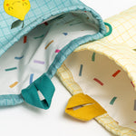 Découvrez le Sac à Cordon pour enfants, un compagnon pratique et ludique pour toutes leurs aventures. Fabriqué en matériau rPET respectueux de l'environnement, ce sac spacieux et coloré offre durabilité et style, parfait pour l'école, le sport et les sorties. 