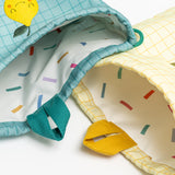 Découvrez le Sac à Cordon pour enfants, un compagnon pratique et ludique pour toutes leurs aventures. Fabriqué en matériau rPET respectueux de l'environnement, ce sac spacieux et coloré offre durabilité et style, parfait pour l'école, le sport et les sorties. 