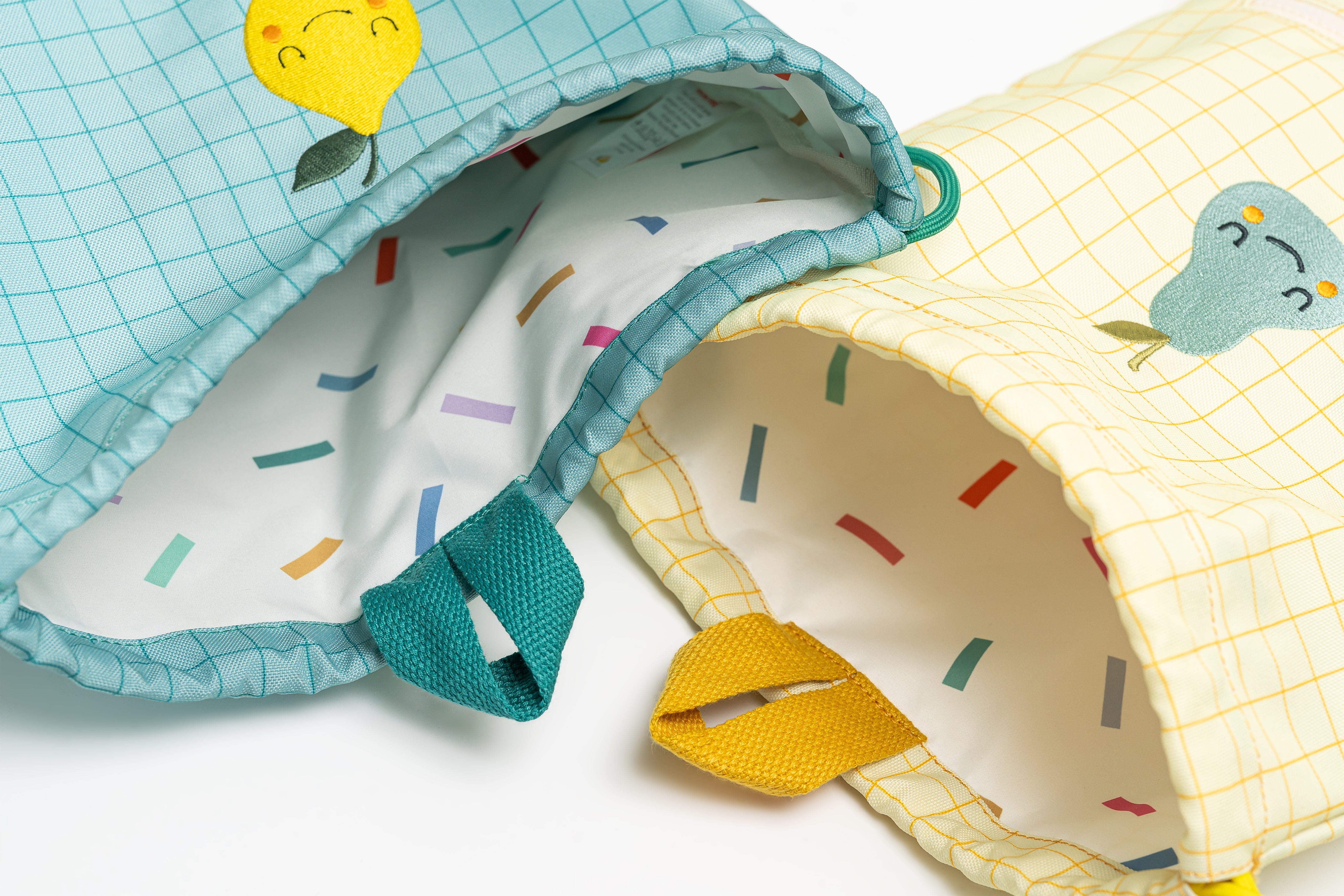 Découvrez le Sac à Cordon pour enfants, un compagnon pratique et ludique pour toutes leurs aventures. Fabriqué en matériau rPET respectueux de l'environnement, ce sac spacieux et coloré offre durabilité et style, parfait pour l'école, le sport et les sorties. 