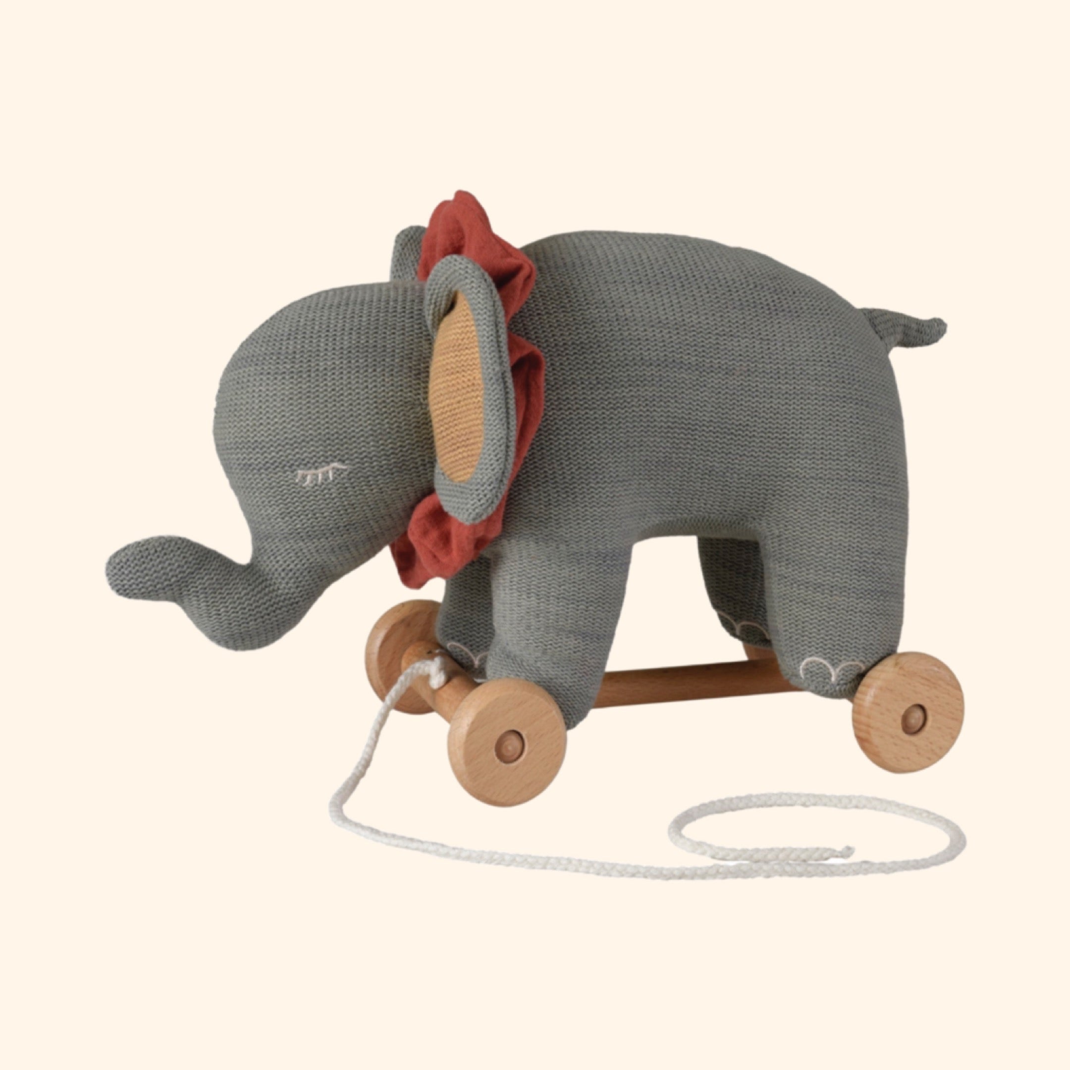 Rosalie l'éléphant à tirer en peluche douce et base en bois robuste. Parfaite pour accompagner les enfants de tout âge dans leurs aventures !