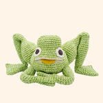 Ce jouet en forme de grenouille est une idée de cadeau de naissance originale et écologique. Conçu à partir de techniques artisanales traditionnelles, cette grenouille en crochet est un compagnon ludique et durable pour les bébés.