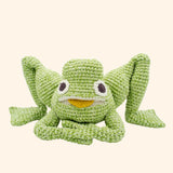 Ce jouet en forme de grenouille est une idée de cadeau de naissance originale et écologique. Conçu à partir de techniques artisanales traditionnelles, cette grenouille en crochet est un compagnon ludique et durable pour les bébés.
