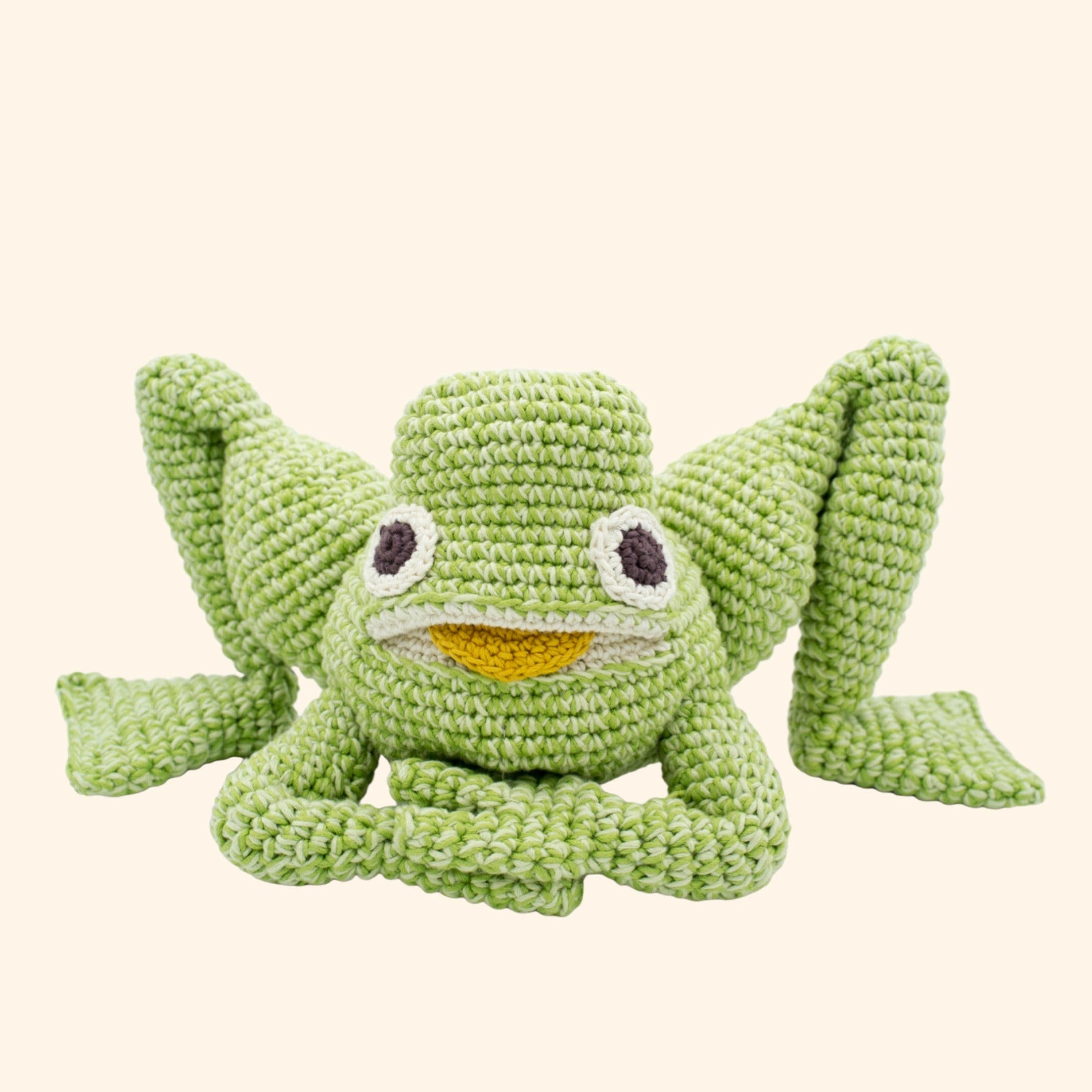 Ce jouet en forme de grenouille est une idée de cadeau de naissance originale et écologique. Conçu à partir de techniques artisanales traditionnelles, cette grenouille en crochet est un compagnon ludique et durable pour les bébés.