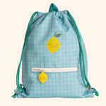 Découvrez le Sac à Cordon pour enfants, un compagnon pratique et ludique pour toutes leurs aventures. Fabriqué en matériau rPET respectueux de l'environnement, ce sac spacieux et coloré offre durabilité et style, parfait pour l'école, le sport et les sorties. 