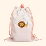 Découvrez le Sac à Cordon pour enfants, un compagnon pratique et ludique pour toutes leurs aventures. Fabriqué en matériau rPET respectueux de l'environnement, ce sac spacieux et coloré offre durabilité et style, parfait pour l'école, le sport et les sorties. 