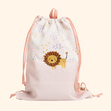 Découvrez le Sac à Cordon pour enfants, un compagnon pratique et ludique pour toutes leurs aventures. Fabriqué en matériau rPET respectueux de l'environnement, ce sac spacieux et coloré offre durabilité et style, parfait pour l'école, le sport et les sorties. 