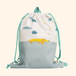 Découvrez le Sac à Cordon pour enfants, un compagnon pratique et ludique pour toutes leurs aventures. Fabriqué en matériau rPET respectueux de l'environnement, ce sac spacieux et coloré offre durabilité et style, parfait pour l'école, le sport et les sorties. 