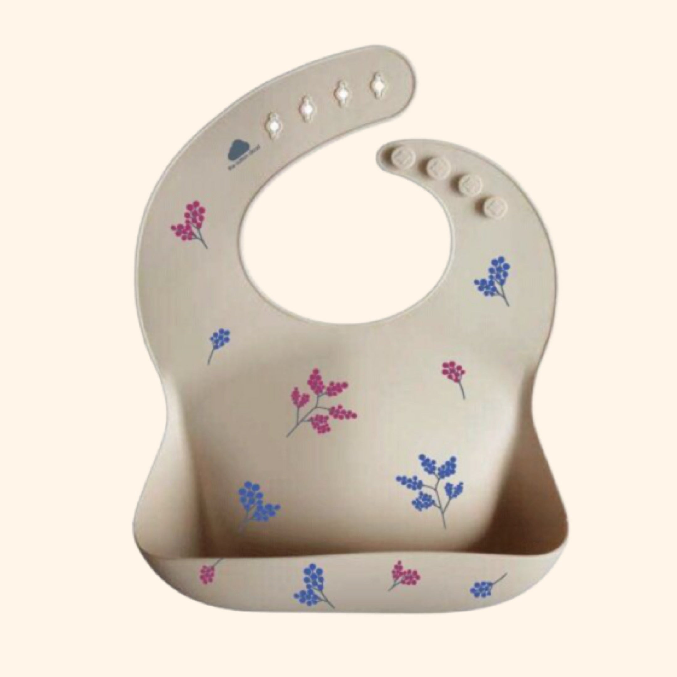 Découvrez nos bavoirs en silicone conçus en Allemagne, parfaits pour les repas des tout-petits. Faciles à nettoyer et à ranger, sans BPA, BPS et PVC, avec une boutonnière renforcée pour plus de sécurité. Idéaux pour un repas sans désordre.