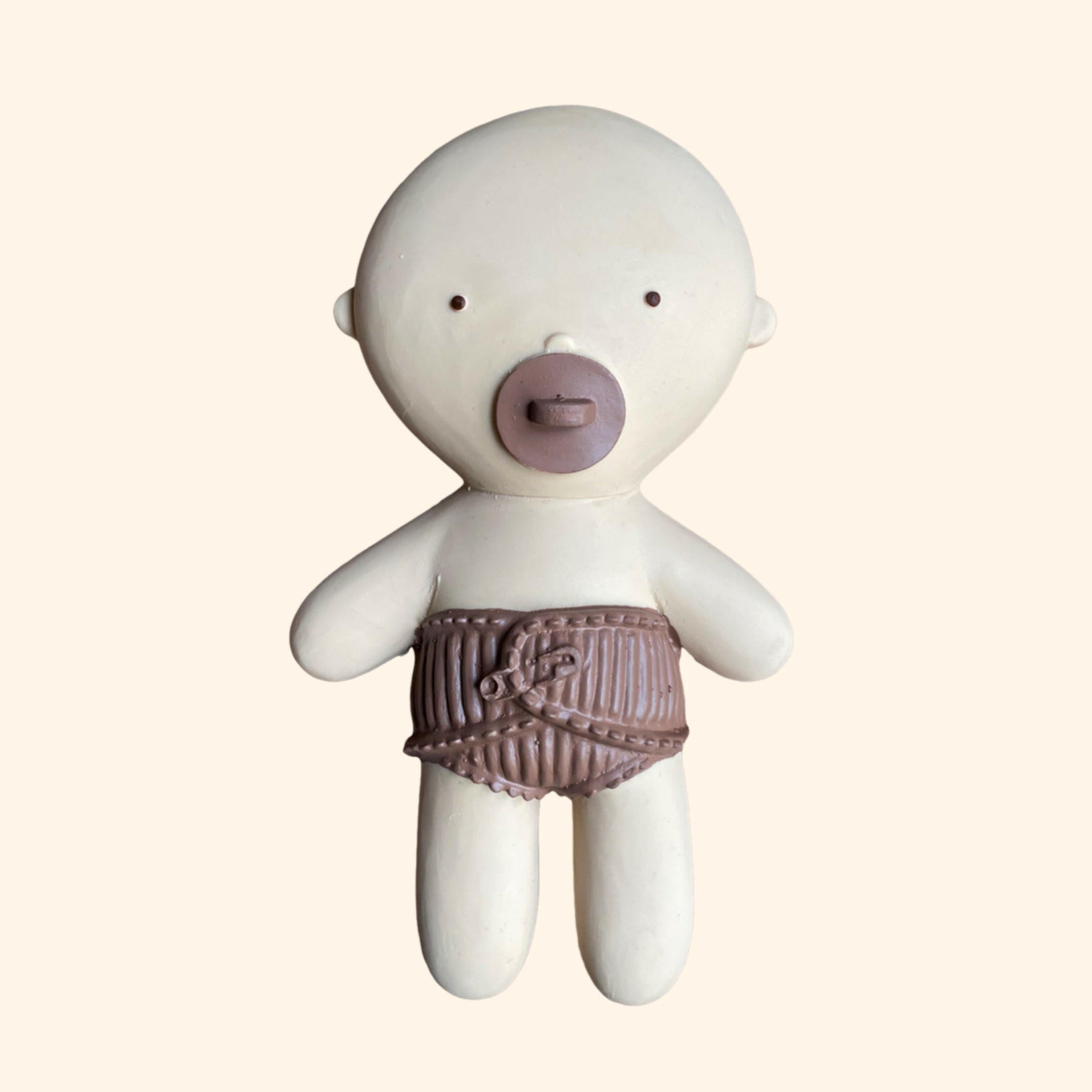 Découvrez le Mini Bébé Gommu, le petit poupon irrésistiblement doux de la marque WE ARE GOMMU. De petite taille mais rempli de charme, ce mini bébé sera le compagnon idéal de votre tout-petit, que ce soit à la maison ou même dans son bain ! Grâce à sa conception hermétique et sans trous, vous pouvez être assuré(e) qu'aucune moisissure ne viendra perturber son hygiène parfaite.