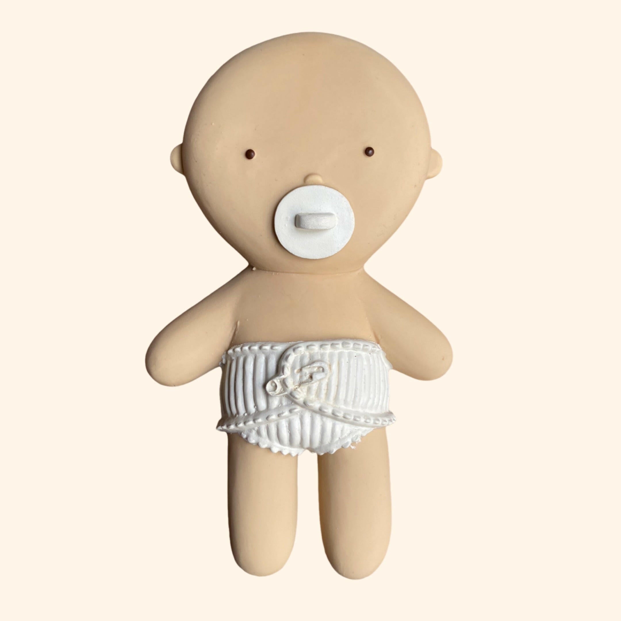Découvrez le Mini Bébé GOMMU, le petit poupon irrésistiblement doux de la marque WE ARE GOMMU. De petite taille mais rempli de charme, ce mini bébé sera le compagnon idéal de votre tout-petit, que ce soit à la maison ou même dans son bain ! Grâce à sa conception hermétique et sans trous, vous pouvez être assuré(e) qu'aucune moisissure ne viendra perturber son hygiène parfaite.
