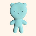 Découvrez le petit ours doudou de la marque WE ARE GOMMU, une peluche en caoutchouc unique et écologique, conçue pour accompagner votre enfant dans ses plus belles aventures. Fabriqué artisanalement en petite série, ce compagnon est le parfait allié pour les petits et les grands.