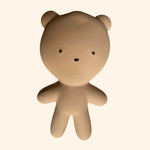 Découvrez le petit ours doudou de la marque WE ARE GOMMU, une peluche en caoutchouc unique et écologique, conçue pour accompagner votre enfant dans ses plus belles aventures. Fabriqué artisanalement en petite série, ce compagnon est le parfait allié pour les petits et les grands.