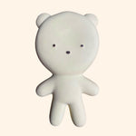 Découvrez le petit ours doudou de la marque WE ARE GOMMU, une peluche en caoutchouc unique et écologique, conçue pour accompagner votre enfant dans ses plus belles aventures. Fabriqué artisanalement en petite série, ce compagnon est le parfait allié pour les petits et les grands.