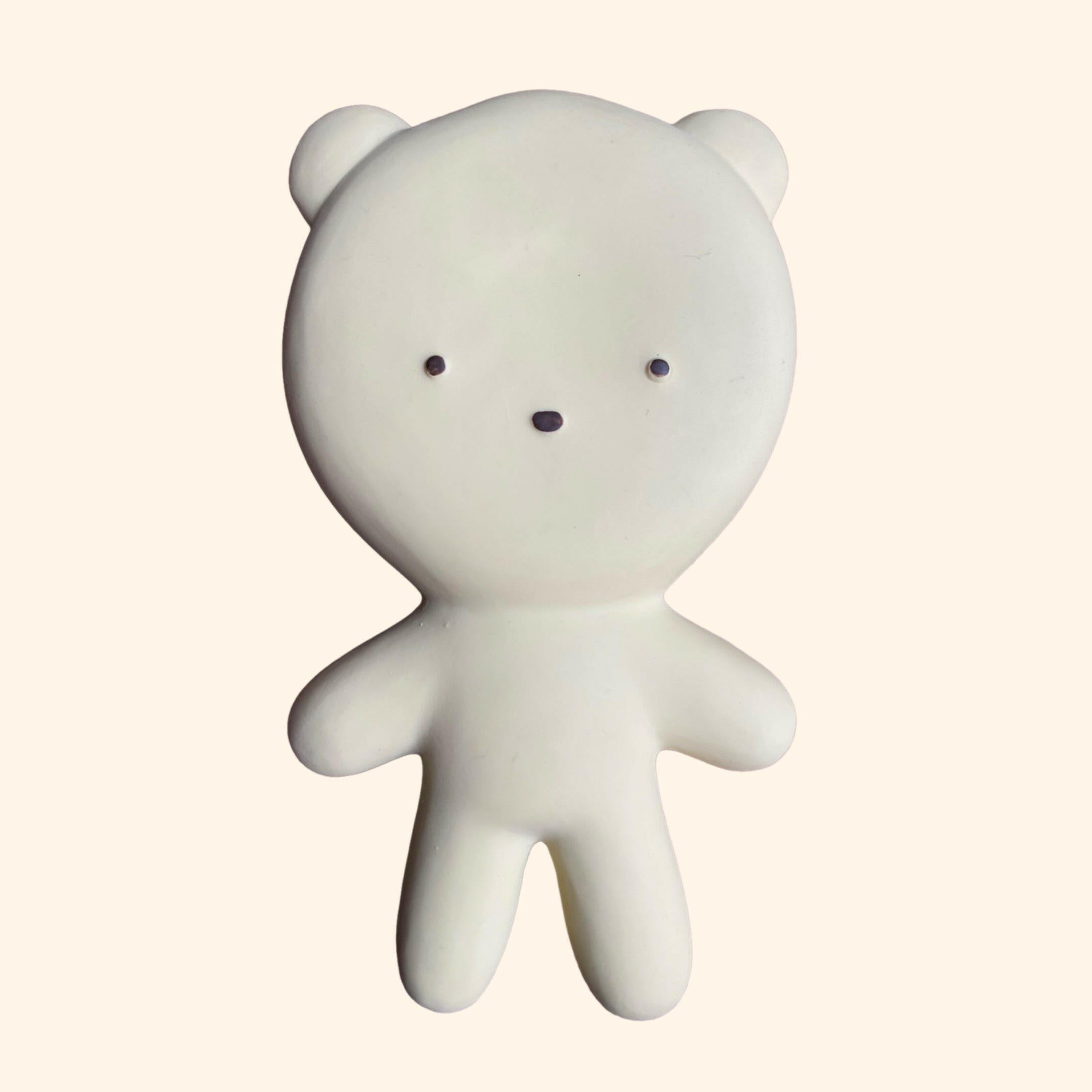 Découvrez le petit ours doudou de la marque WE ARE GOMMU, une peluche en caoutchouc unique et écologique, conçue pour accompagner votre enfant dans ses plus belles aventures. Fabriqué artisanalement en petite série, ce compagnon est le parfait allié pour les petits et les grands.