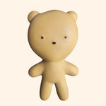 Découvrez le petit ours doudou de la marque WE ARE GOMMU, une peluche en caoutchouc unique et écologique, conçue pour accompagner votre enfant dans ses plus belles aventures. Fabriqué artisanalement en petite série, ce compagnon est le parfait allié pour les petits et les grands.