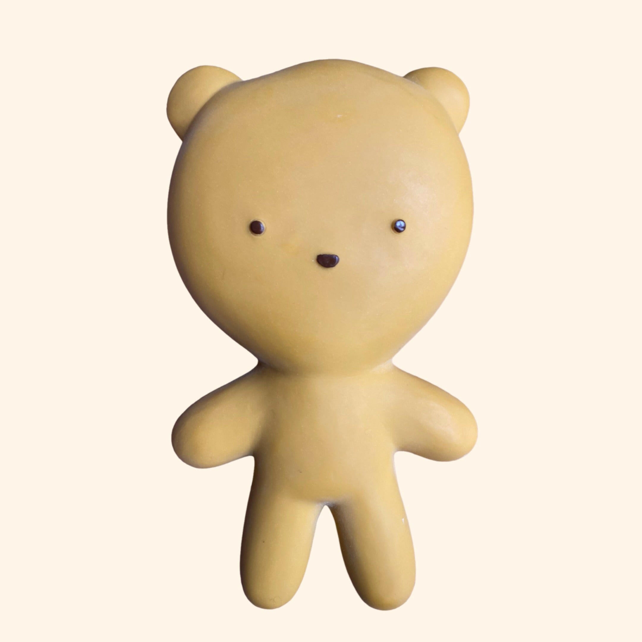 Découvrez le petit ours doudou de la marque WE ARE GOMMU, une peluche en caoutchouc unique et écologique, conçue pour accompagner votre enfant dans ses plus belles aventures. Fabriqué artisanalement en petite série, ce compagnon est le parfait allié pour les petits et les grands.