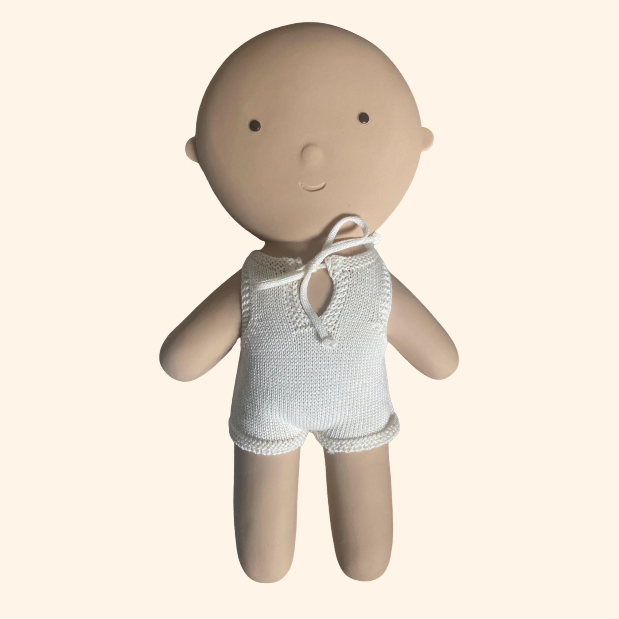 Découvrez le Bébé GOMMU, un adorable poupon créé par la marque WE ARE GOMMU, conçu pour être le compagnon de jeu idéal de votre tout-petit. Ce doux bébé sera présent à ses côtés au quotidien, même lors de ses moments de baignade, grâce à sa conception hermétiquement fermée et sans trous, garantissant une hygiène parfaite sans risque de moisissure.
