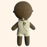 Découvrez le Bébé GOMMU, un adorable poupon créé par la marque WE ARE GOMMU, conçu pour être le compagnon de jeu idéal de votre tout-petit. Ce doux bébé sera présent à ses côtés au quotidien, même lors de ses moments de baignade, grâce à sa conception hermétiquement fermée et sans trous, garantissant une hygiène parfaite sans risque de moisissure.