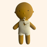 Découvrez le Bébé GOMMU, un adorable poupon créé par la marque WE ARE GOMMU, conçu pour être le compagnon de jeu idéal de votre tout-petit. Ce doux bébé sera présent à ses côtés au quotidien, même lors de ses moments de baignade, grâce à sa conception hermétiquement fermée et sans trous, garantissant une hygiène parfaite sans risque de moisissure.