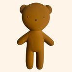 Découvrez le petit ours doudou de la marque WE ARE GOMMU, une poupée en caoutchouc unique et écologique, conçue pour accompagner votre enfant dans ses plus belles aventures. Fabriqué artisanalement en petite série, ce compagnon est le parfait allié pour les petits et les grands.