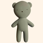 Découvrez le petit ours doudou de la marque WE ARE GOMMU, une poupée en caoutchouc unique et écologique, conçue pour accompagner votre enfant dans ses plus belles aventures. Fabriqué artisanalement en petite série, ce compagnon est le parfait allié pour les petits et les grands.