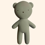 Découvrez le petit ours doudou de la marque WE ARE GOMMU, une poupée en caoutchouc unique et écologique, conçue pour accompagner votre enfant dans ses plus belles aventures. Fabriqué artisanalement en petite série, ce compagnon est le parfait allié pour les petits et les grands.