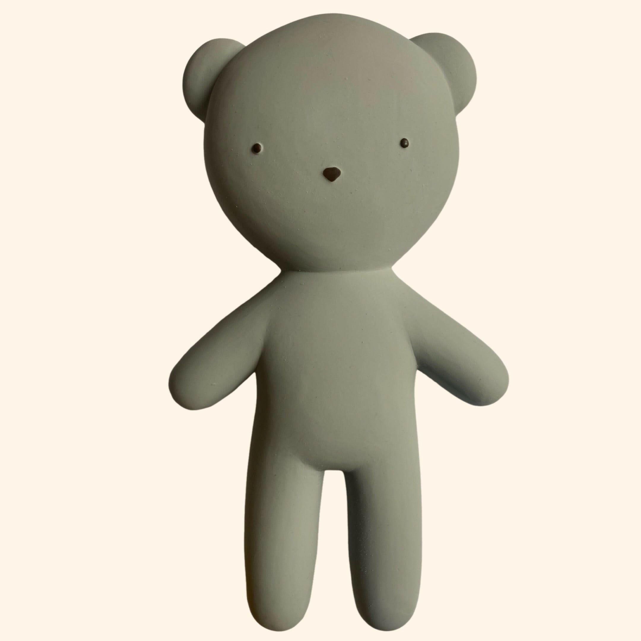 Découvrez le petit ours doudou de la marque WE ARE GOMMU, une poupée en caoutchouc unique et écologique, conçue pour accompagner votre enfant dans ses plus belles aventures. Fabriqué artisanalement en petite série, ce compagnon est le parfait allié pour les petits et les grands.