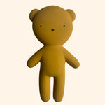 Découvrez le petit ours doudou de la marque WE ARE GOMMU, une poupée en caoutchouc unique et écologique, conçue pour accompagner votre enfant dans ses plus belles aventures. Fabriqué artisanalement en petite série, ce compagnon est le parfait allié pour les petits et les grands.