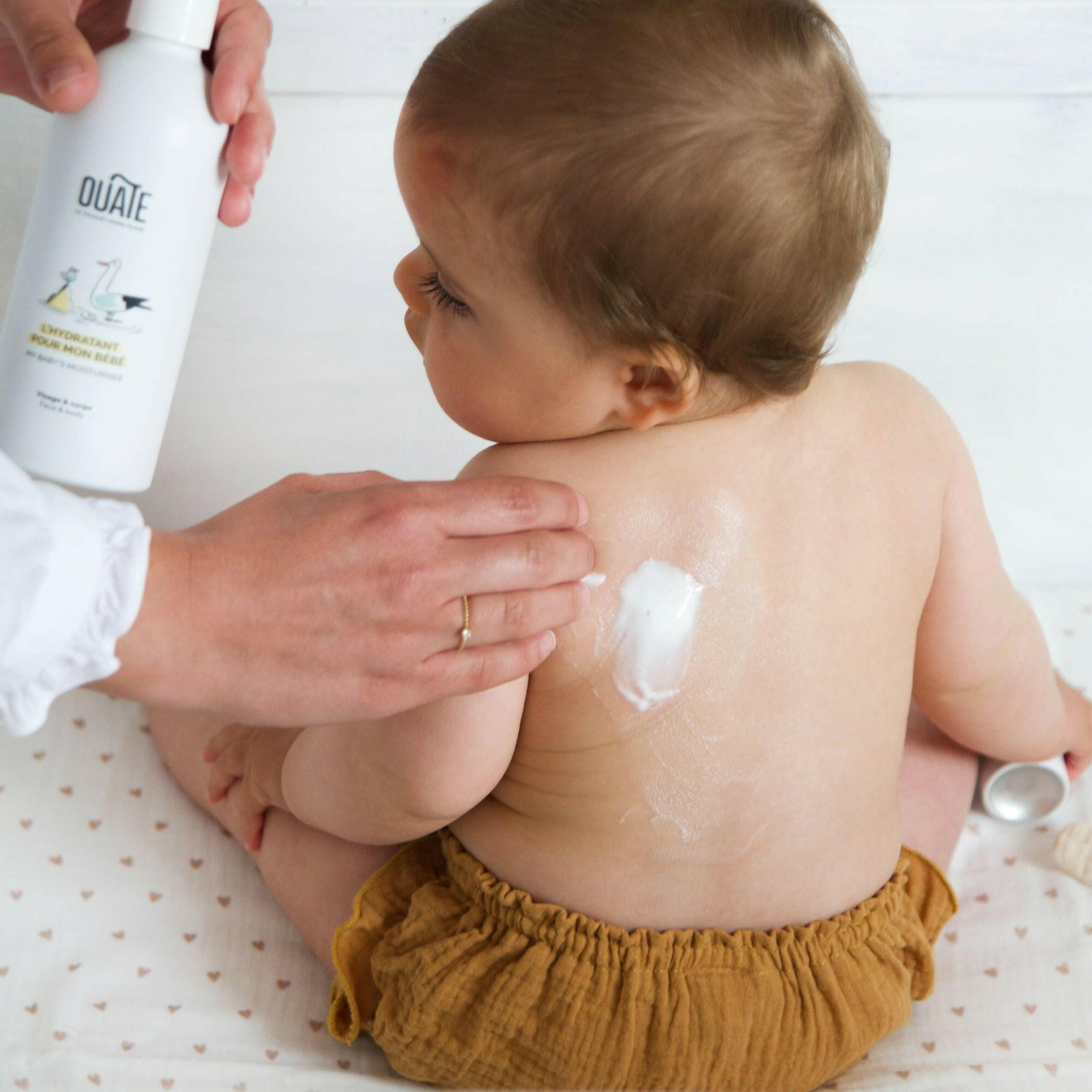 Découvrez l'hydratant Bébé, hypoallergénique et sans parfum, idéal pour les peaux sensibles des 0-3 ans. +98% d'origine naturelle, testé dermatologiquement. Fabriqué en France.
