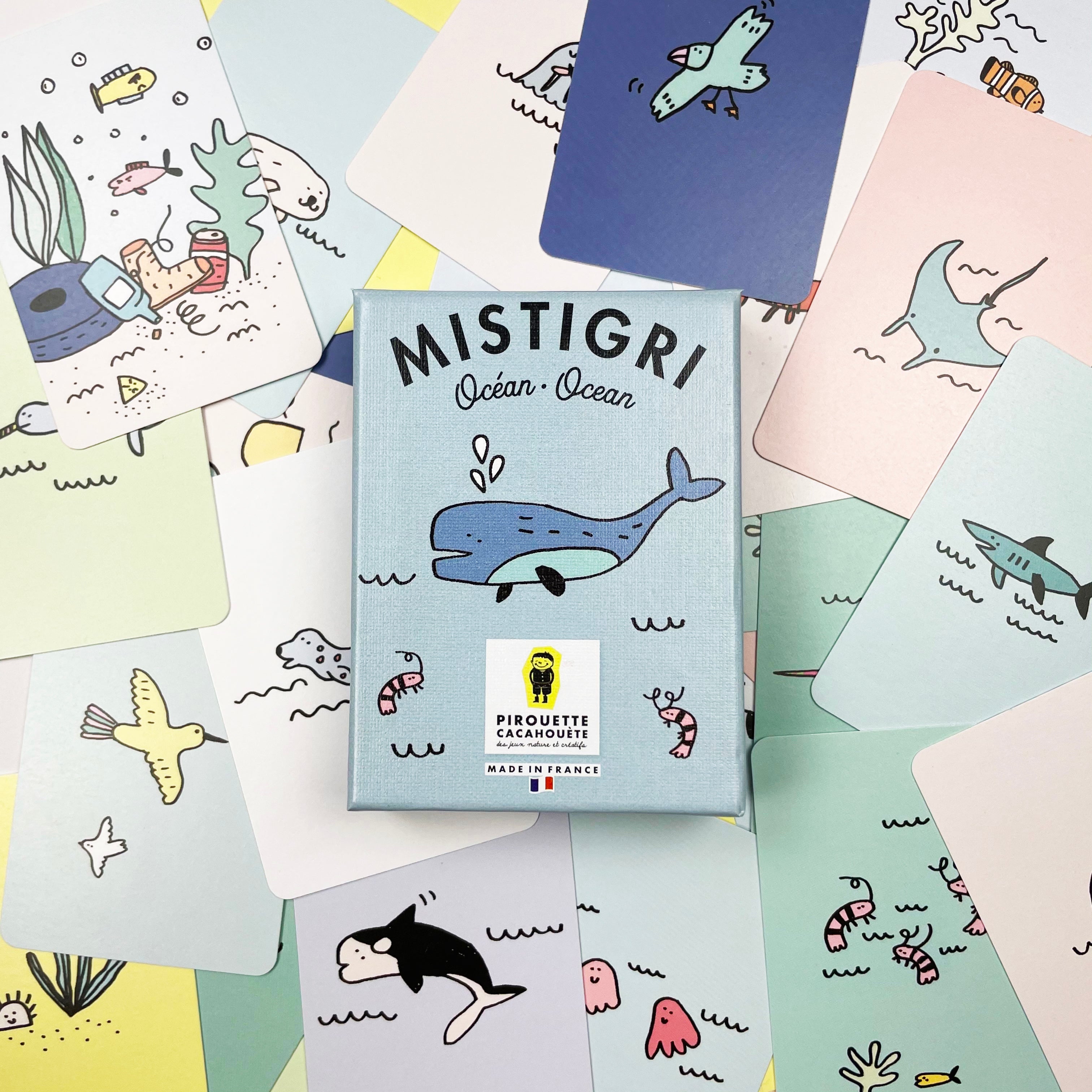 Découvrez notre Jeu de Cartes Mistigri, parfait pour jouer entre amis ou en famille, à la maison ou en vacances. Associez les paires de poissons, crustacés et algues tout en évitant le Mistigri, illustré par des déchets sur un fond marin. Ce jeu amusant et éducatif aide les enfants à comprendre l'importance de la préservation des océans.