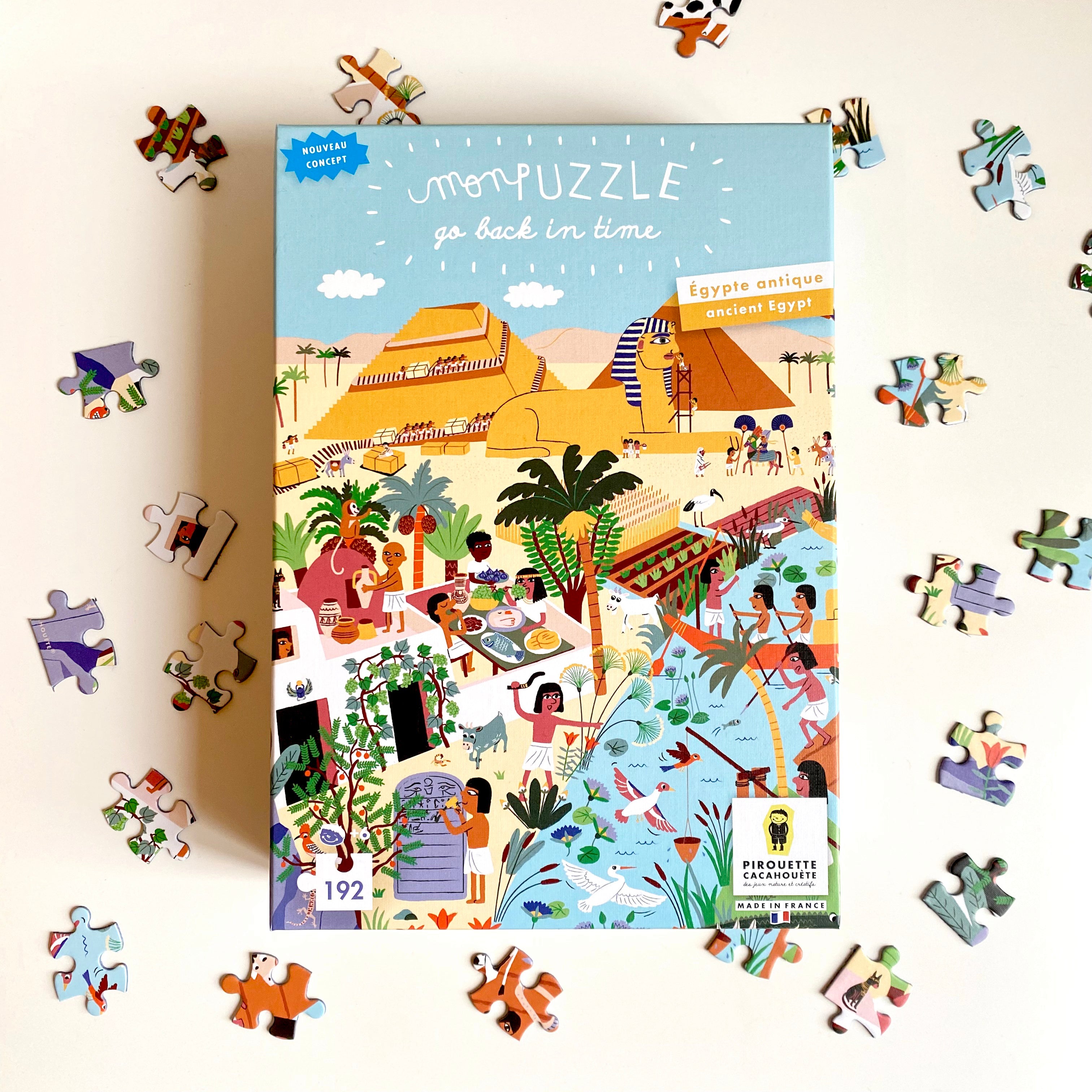 Découvrez "Mon Puzzle à Remonter le Temps" de Pirouette Cacahouète : un jeu de 192 pièces qui vous plonge dans l'Égypte ancienne à travers une scène contemporaine. Parfait pour les enfants dès 6 ans, fabriqué en France pour une qualité exceptionnelle !